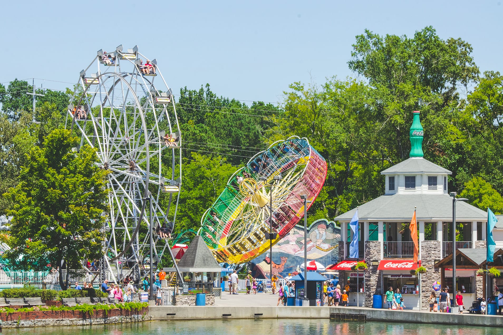 La boda de Taylor y Andrew en un parque de atracciones familiar