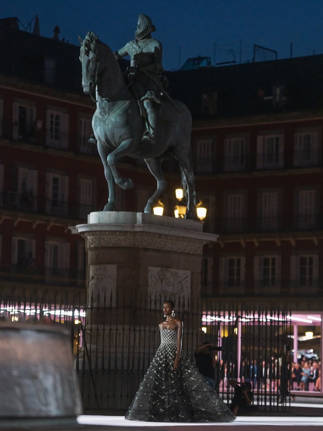 Carolina Herrera transforma la cultura madrileña en inspiración para la moda global