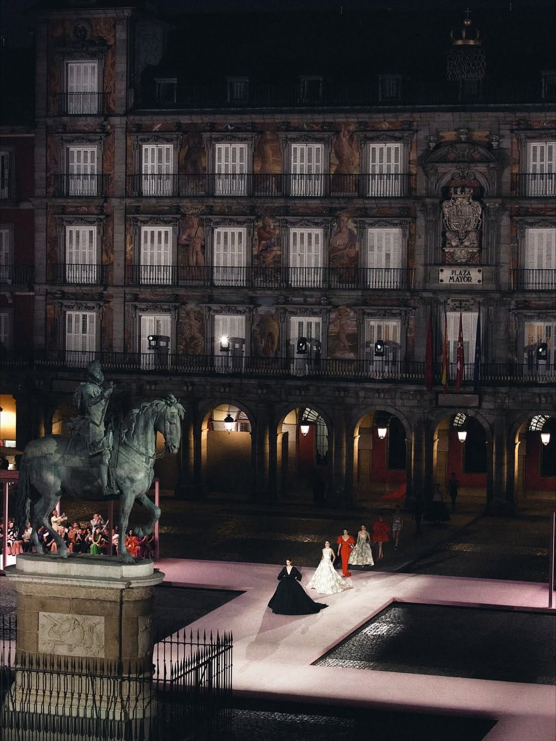 Carolina Herrera transforma la cultura madrileña en inspiración para la moda global